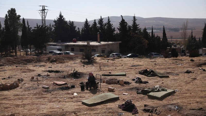 Orang-orang bereaksi saat tim penyelamat mencari anggota keluarga mereka yang ditahan di penjara Sednaya, yang dikenal sebagai rumah jagal di bawah kekuasaan Bashar al-Assad di Suriah, setelah al-Assad digulingkan, di Sednaya, Suriah, 17 Desember 2024. (REUTERS/Amr Alfiky)