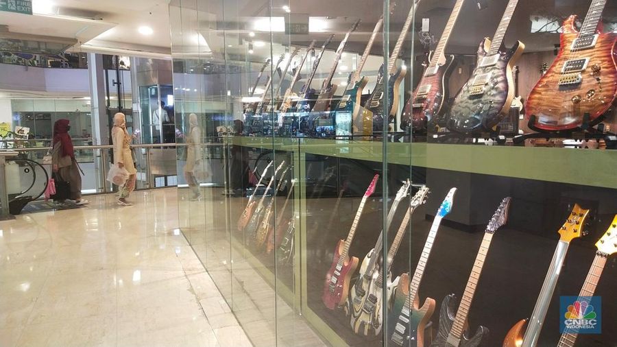 Sunyi Sepi Mal Plaza Semanggi di Jakarta. (CNBC Indonesia/Tri Susilo)