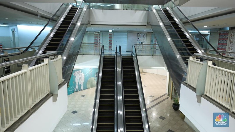 Sunyi Sepi Mal Plaza Semanggi di Jakarta. (CNBC Indonesia/Tri Susilo)