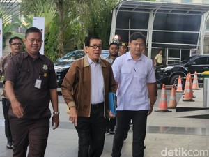 Video: Penampakan Yasonna Tiba di KPK Terkait Harun Masiku, Tenteng Map Biru