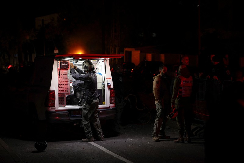 Personel layanan darurat bekerja di dekat lokasi yang rusak setelah proyektil yang ditembakkan dari Yaman dicegat, di Ramat Gan, Israel, 19 Desember 2024. (REUTERS/Stoyan Nenov)