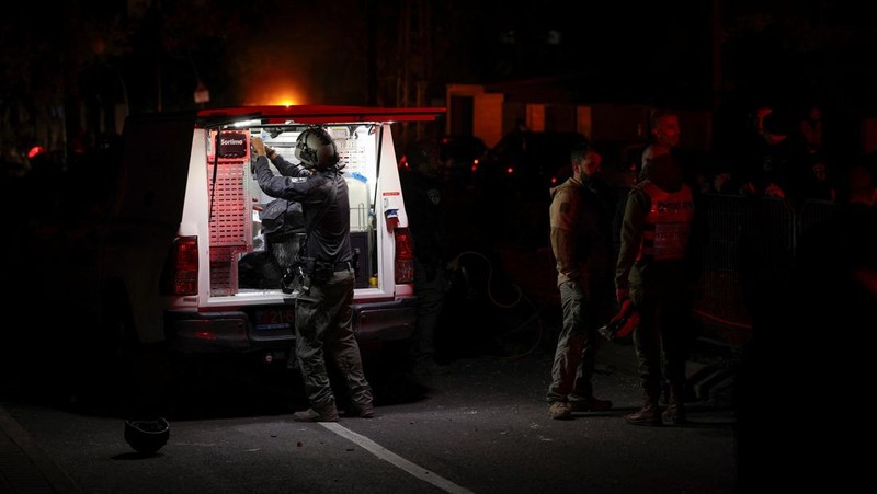 Personel layanan darurat bekerja di dekat lokasi yang rusak setelah proyektil yang ditembakkan dari Yaman dicegat, di Ramat Gan, Israel, 19 Desember 2024. (REUTERS/Stoyan Nenov)