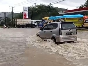 5 Kecamatan di Barru Banjir, Jalur ke Arah Bulu Dua Soppeng Terganggu