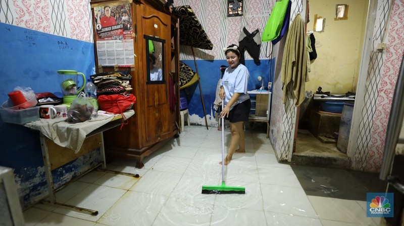 Banjir rob masih menggenangi kawasan Muara Angke, Jakarta Utara, selama hampir satu pekan.  (CNBC Indonesia/Tri Susilo)