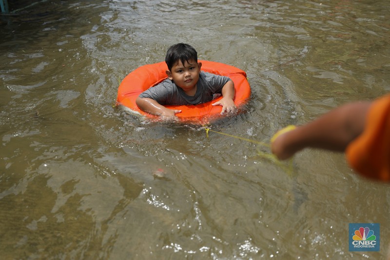 Banjir rob masih menggenangi kawasan Muara Angke, Jakarta Utara, selama hampir satu pekan.  (CNBC Indonesia/Tri Susilo)