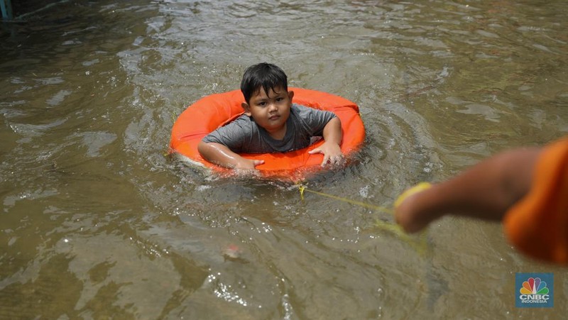Banjir rob masih menggenangi kawasan Muara Angke, Jakarta Utara, selama hampir satu pekan.  (CNBC Indonesia/Tri Susilo)