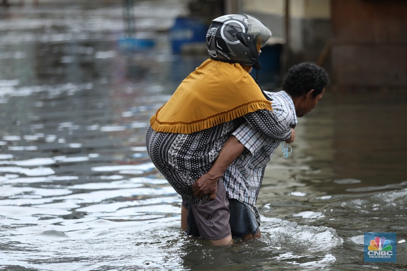 Banjir rob masih menggenangi kawasan Muara Angke, Jakarta Utara, selama hampir satu pekan. (CNBC Indonesia/Tri Susilo) Banjir rob masih menggenangi kawasan Muara Angke, Jakarta Utara, selama hampir satu pekan. (CNBC Indonesia/Tri Susilo)