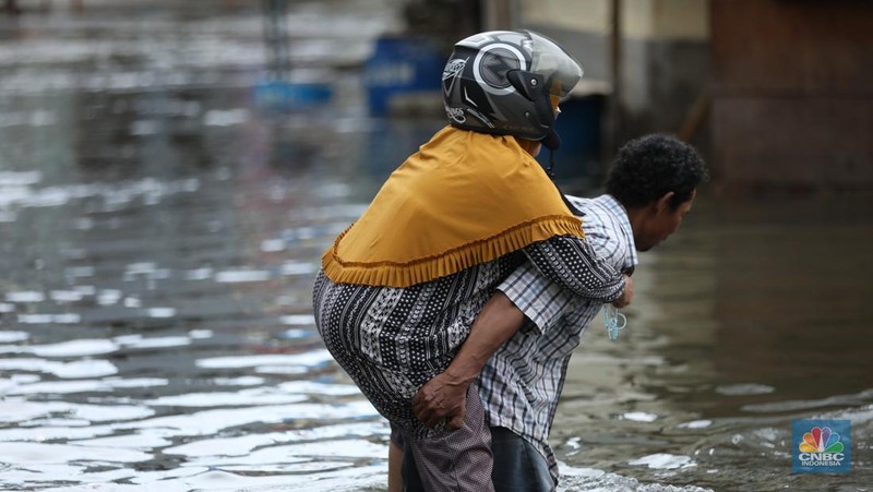 Banjir rob masih menggenangi kawasan Muara Angke, Jakarta Utara, selama hampir satu pekan.  (CNBC Indonesia/Tri Susilo)
