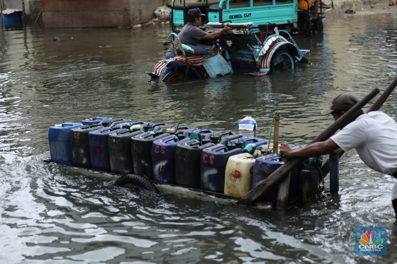 Banjir rob masih menggenangi kawasan Muara Angke, Jakarta Utara, selama hampir satu pekan.  (CNBC Indonesia/Tri Susilo)