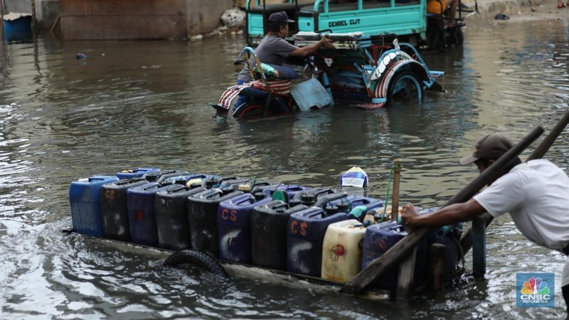 Banjir rob masih menggenangi kawasan Muara Angke, Jakarta Utara, selama hampir satu pekan.  (CNBC Indonesia/Tri Susilo)