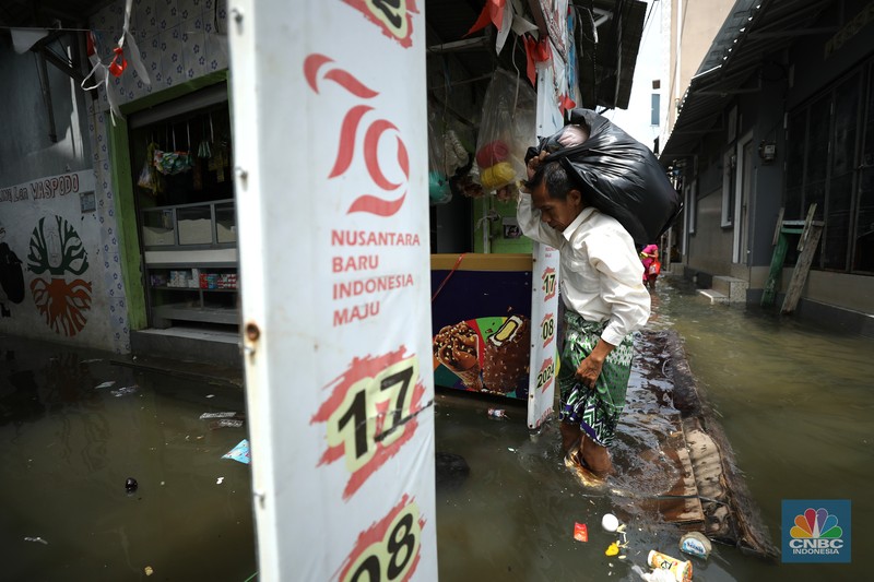Banjir rob masih menggenangi kawasan Muara Angke, Jakarta Utara, selama hampir satu pekan. (CNBC Indonesia/Tri Susilo) Banjir rob masih menggenangi kawasan Muara Angke, Jakarta Utara, selama hampir satu pekan. (CNBC Indonesia/Tri Susilo)