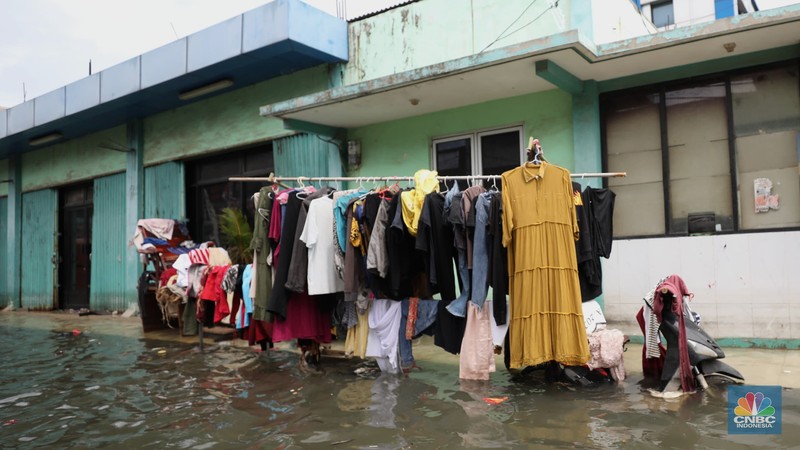 Banjir rob masih menggenangi kawasan Muara Angke, Jakarta Utara, selama hampir satu pekan. (CNBC Indonesia/Tri Susilo) Banjir rob masih menggenangi kawasan Muara Angke, Jakarta Utara, selama hampir satu pekan. (CNBC Indonesia/Tri Susilo)