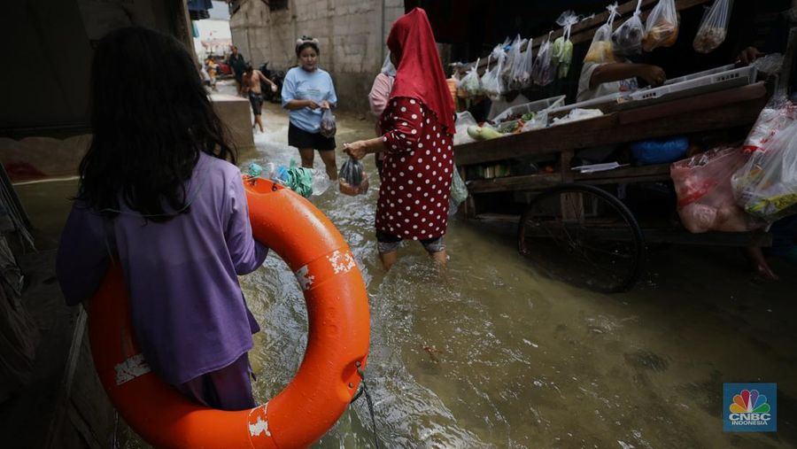 Banjir rob masih menggenangi kawasan Muara Angke, Jakarta Utara, selama hampir satu pekan.  (CNBC Indonesia/Tri Susilo)