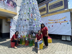 Keren! Bank Sampah di Semarang Bikin Pohon Natal dari 250 Limbah Galon