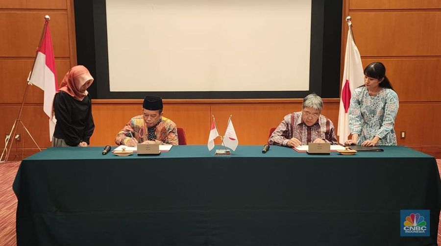 Duta Besar Jepang untuk Indonesia Masaki Yasushi bersama perwakilan Pondok Pesantren Pabelan dalam penandatanganan dana hibah kepada yayasan pendidikan dan kesehatan di Indonesia, Kamis (19/12/2024). (CNBC Indonesia/Tommy Patrio Sorongan)