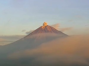 Semeru Erupsi Setinggi 900 Meter, Hujan Abu Tipis Selimuti Pasrujambe