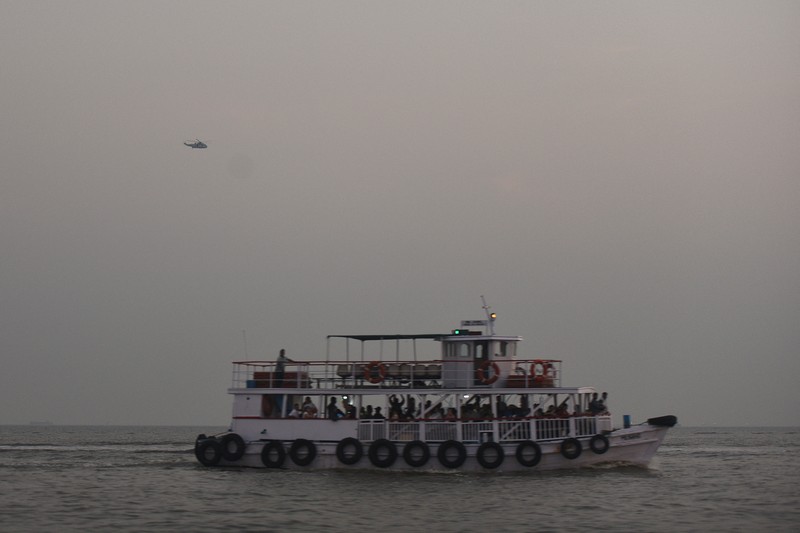 This handout photograph taken on December 18, 2024 and released by the Indian Coast Guard (ICG) shows Indian defence personnel carrying out rescue operation after an accident off the coast of Mumbai. An Indian navy speedboat undergoing tests in the busy seas off the financial capital Mumbai lost control and slammed into a ferry, killing 13 people, the navy and government said on December 18. (Photo by Indian Coast Guard (ICG) / AFP) / RESTRICTED TO EDITORIAL USE - MANDATORY CREDIT 