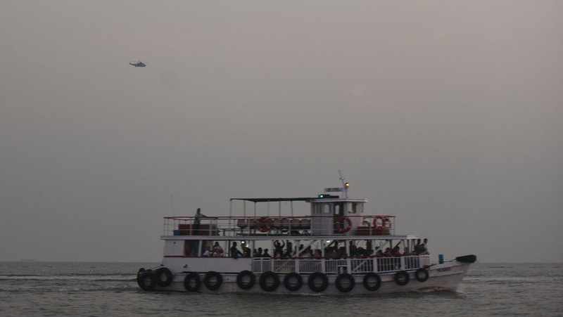 This handout photograph taken on December 18, 2024 and released by the Indian Coast Guard (ICG) shows Indian defence personnel carrying out rescue operation after an accident off the coast of Mumbai. An Indian navy speedboat undergoing tests in the busy seas off the financial capital Mumbai lost control and slammed into a ferry, killing 13 people, the navy and government said on December 18. (Photo by Indian Coast Guard (ICG) / AFP) / RESTRICTED TO EDITORIAL USE - MANDATORY CREDIT 