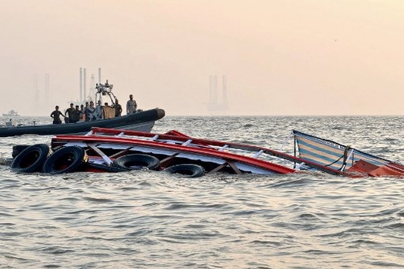 This handout photograph taken on December 18, 2024 and released by the Indian Coast Guard (ICG) shows Indian defence personnel carrying out rescue operation after an accident off the coast of Mumbai. An Indian navy speedboat undergoing tests in the busy seas off the financial capital Mumbai lost control and slammed into a ferry, killing 13 people, the navy and government said on December 18. (Photo by Indian Coast Guard (ICG) / AFP) / RESTRICTED TO EDITORIAL USE - MANDATORY CREDIT 