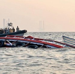 Kapal Ferry 83 Ton Terbalik di Laut saat Berlayar, 4 Orang Hilang