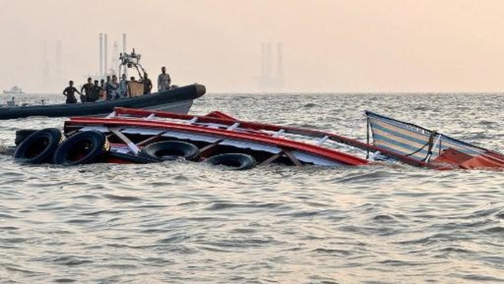 This handout photograph taken on December 18, 2024 and released by the Indian Coast Guard (ICG) shows Indian defence personnel carrying out rescue operation after an accident off the coast of Mumbai. An Indian navy speedboat undergoing tests in the busy seas off the financial capital Mumbai lost control and slammed into a ferry, killing 13 people, the navy and government said on December 18. (Photo by Indian Coast Guard (ICG) / AFP) / RESTRICTED TO EDITORIAL USE - MANDATORY CREDIT 