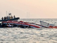 Kapal Ferry 83 Ton Terbalik di Laut saat Berlayar, 4 Orang Hilang
