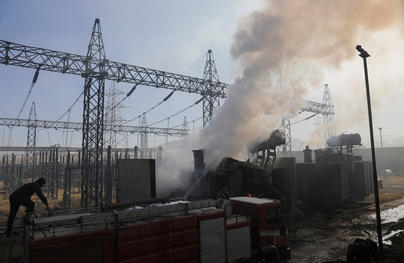 ISRAEL-PALESTINIANS/YEMEN-STRIKES Smoke and flames rise from the premises of the Hezyaz Central generating station in Sanaa Governorate, Yemen in this screengrab obtained from social media video released December 19, 2024. Social Media/via REUTERS THIS IMAGE HAS BEEN SUPPLIED BY A THIRD PARTY. NO RESALES. NO ARCHIVES.