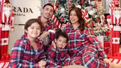 Gaya Jessica Iskandar Pemotretan Natal Keluarga, Perdana Bareng 3 Anak