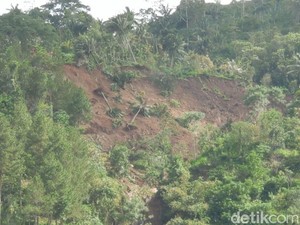 Sulastri Pasrah Kampungnya Hancur gegara Tanah Gerak di Trenggalek