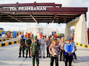 Kapolri-Panglima TNI Tinjau GT Prambanan Jateng, Pastikan Kesiapan Mudik Nataru