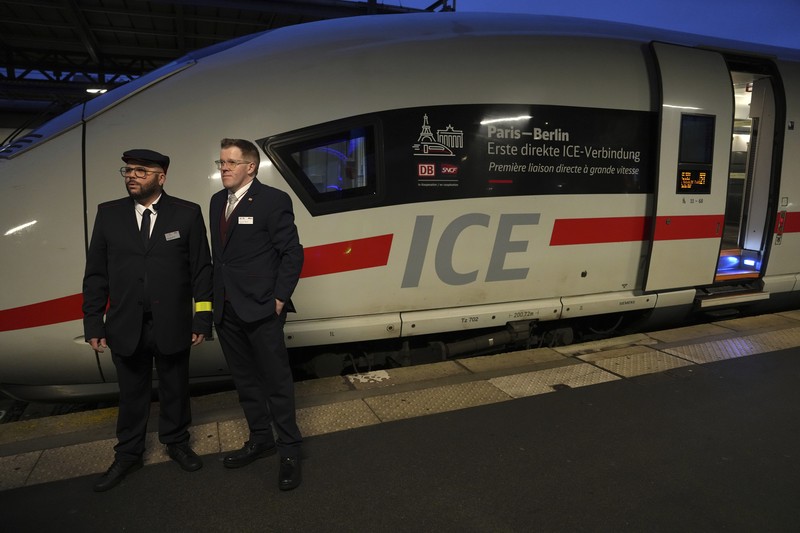 Kereta berkecepatan tinggi pertama Paris-Berlin berada di peronnya pada hari Senin, 16 Desember 2024 di stasiun Gare de l'Est di Paris. Kereta berkecepatan tinggi pertama Paris-Berlin berada di peronnya pada hari Senin, 16 Desember 2024 di stasiun Gare de l'Est di Paris. (AP Photo/Aurelien Morissard)