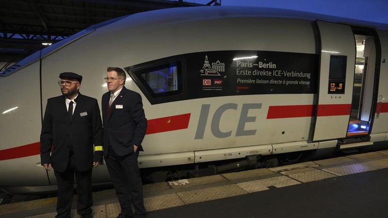 Kereta berkecepatan tinggi pertama Paris-Berlin berada di peronnya pada hari Senin, 16 Desember 2024 di stasiun Gare de l'Est di Paris. (AP Photo/Aurelien Morissard)