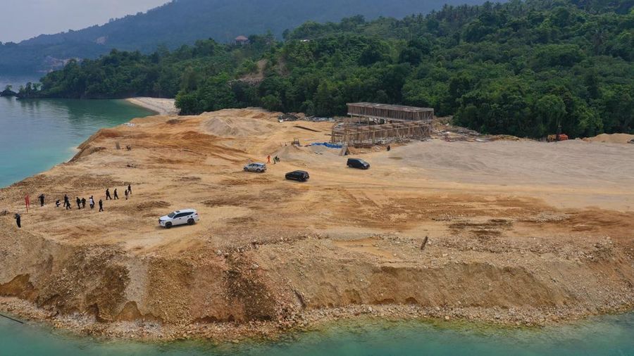 Kementerian Kelautan dan Perikanan (KKP) menghentikan dua operasional proyek Penanaman Modal Asing (PMA) pembangunan jetty yang tidak dilengkapi dengan dokumen Persetujuan Kesesuaian Kegiatan Pemanfaatan Ruang Laut (PKKPRL) di Morowali, Sulawesi Tengah. (Dok. DITJEN PSDKP KKP)