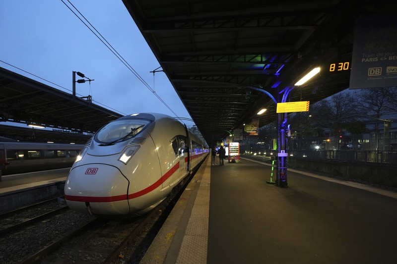 Kereta berkecepatan tinggi pertama Paris-Berlin berada di peronnya pada hari Senin, 16 Desember 2024 di stasiun Gare de l'Est di Paris. Kereta berkecepatan tinggi pertama Paris-Berlin berada di peronnya pada hari Senin, 16 Desember 2024 di stasiun Gare de l'Est di Paris. (AP Photo/Aurelien Morissard)