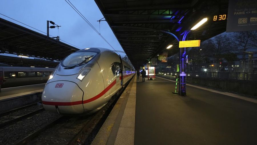 Kereta berkecepatan tinggi pertama Paris-Berlin berada di peronnya pada hari Senin, 16 Desember 2024 di stasiun Gare de l'Est di Paris. (AP Photo/Aurelien Morissard)