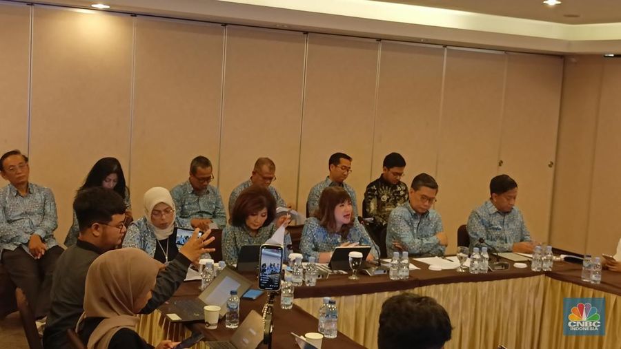 Ketua Umum Asosiasi Pengusaha Indonesia (Apindo) Shinta Kamdani dalam konferensi pers di kantor Apindo, Kamis (19/12/2024). (CNBC Indonesia/Ferry Sandi)