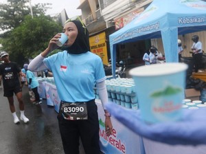 Mineral Esensial dari Le Minerale Segarkan 2.500 Pelari di Semarang 10K