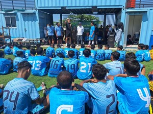 Simon McMenemy Beri Coaching Clinic Pesepakbola Muda di Lamongan