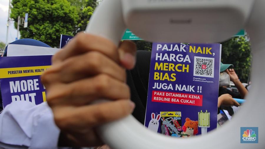Masyarakat dari berbagai elemen melakukan aksi unjul rasa di dekat Istana Merdeka, Jakarta, Kamis (19/12/2024). Dalam aksi unjuk rasa tersebut mereka menolak kebijakan pemerintah yang telah resmi menikkan Pajak Pertambahan Nilai (PPN) dari 11 persen menjadi 12 persen. (CNBC Indonesia/Faisal Rahman)