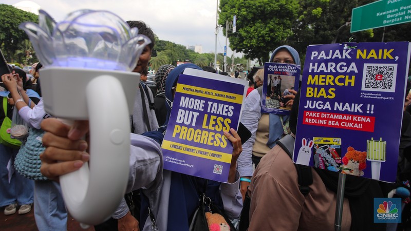 Masyarakat dari berbagai elemen melakukan aksi unjul rasa di dekat Istana Merdeka, Jakarta, Kamis (19/12/2024). Dalam aksi unjuk rasa tersebut mereka menolak kebijakan pemerintah yang telah resmi menikkan Pajak Pertambahan Nilai (PPN) dari 11 persen menjadi 12 persen. (CNBC Indonesia/Faisal Rahman)