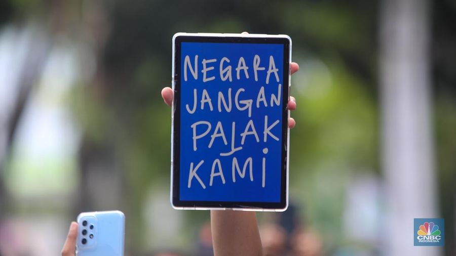 Masyarakat dari berbagai elemen melakukan aksi unjul rasa di dekat Istana Merdeka, Jakarta, Kamis (19/12/2024). Dalam aksi unjuk rasa tersebut mereka menolak kebijakan pemerintah yang telah resmi menikkan Pajak Pertambahan Nilai (PPN) dari 11 persen menjadi 12 persen. (²©²ÊÍøÕ¾/Faisal Rahman)