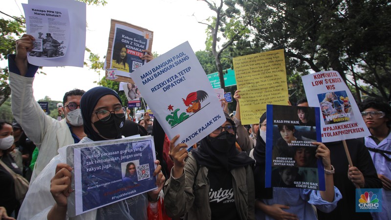 Masyarakat dari berbagai elemen melakukan aksi unjul rasa di dekat Istana Merdeka, Jakarta, Kamis (19/12/2024). Dalam aksi unjuk rasa tersebut mereka menolak kebijakan pemerintah yang telah resmi menikkan Pajak Pertambahan Nilai (PPN) dari 11 persen menjadi 12 persen. (CNBC Indonesia/Faisal Rahman)