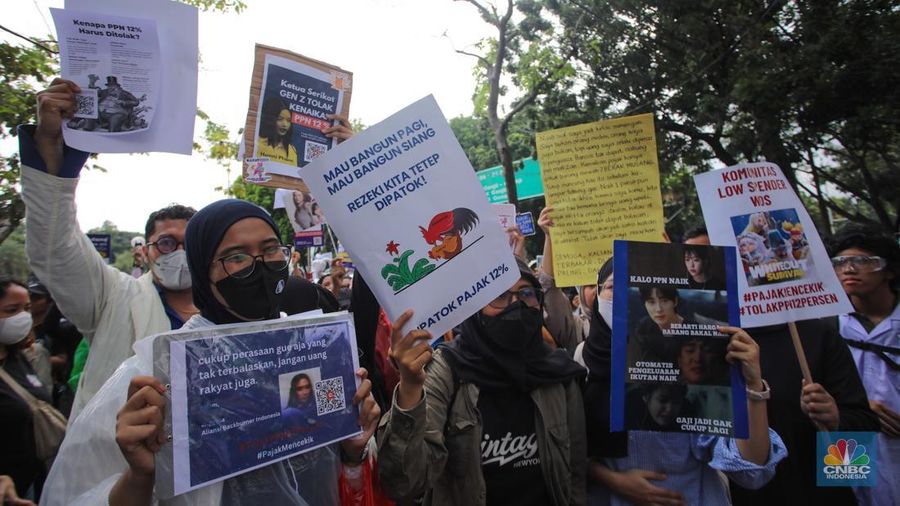 Masyarakat dari berbagai elemen melakukan aksi unjul rasa di dekat Istana Merdeka, Jakarta, Kamis (19/12/2024). Dalam aksi unjuk rasa tersebut mereka menolak kebijakan pemerintah yang telah resmi menikkan Pajak Pertambahan Nilai (PPN) dari 11 persen menjadi 12 persen. (CNBC Indonesia/Faisal Rahman)