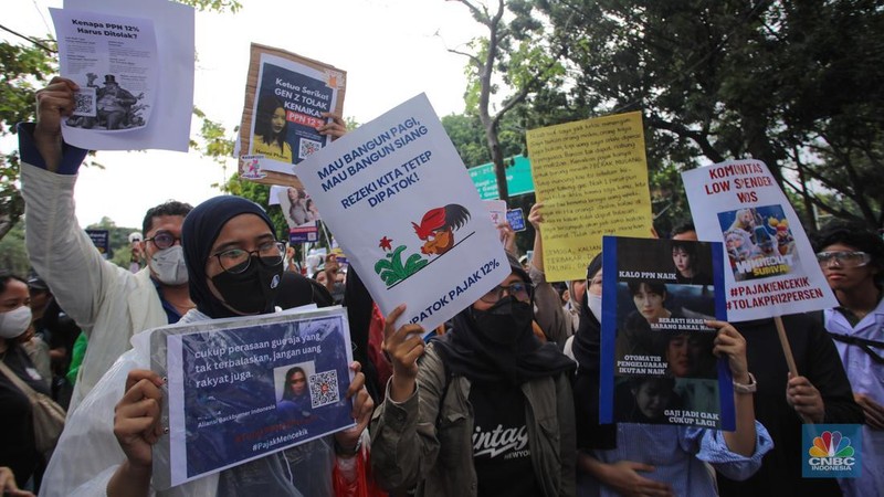 Masyarakat dari berbagai elemen melakukan aksi unjul rasa di dekat Istana Merdeka, Jakarta, Kamis (19/12/2024). Dalam aksi unjuk rasa tersebut mereka menolak kebijakan pemerintah yang telah resmi menikkan Pajak Pertambahan Nilai (PPN) dari 11 persen menjadi 12 persen. (CNBC Indonesia/Faisal Rahman)