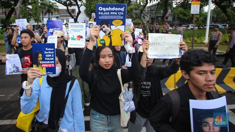 Masyarakat dari berbagai elemen melakukan aksi unjul rasa di dekat Istana Merdeka, Jakarta, Kamis (19/12/2024). Dalam aksi unjuk rasa tersebut mereka menolak kebijakan pemerintah yang telah resmi menikkan Pajak Pertambahan Nilai (PPN) dari 11 persen menjadi 12 persen. (CNBC Indonesia/Faisal Rahman)