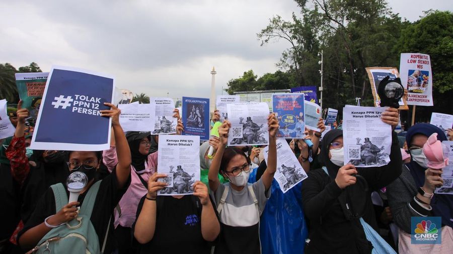 Masyarakat dari berbagai elemen melakukan aksi unjul rasa di dekat Istana Merdeka, Jakarta, Kamis (19/12/2024). Dalam aksi unjuk rasa tersebut mereka menolak kebijakan pemerintah yang telah resmi menikkan Pajak Pertambahan Nilai (PPN) dari 11 persen menjadi 12 persen. (CNBC Indonesia/Faisal Rahman)