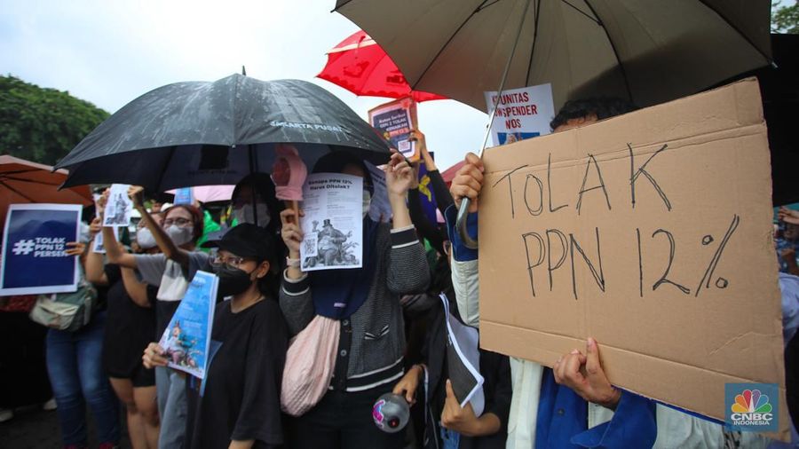 Masyarakat dari berbagai elemen melakukan aksi unjul rasa di dekat Istana Merdeka, Jakarta, Kamis (19/12/2024). Dalam aksi unjuk rasa tersebut mereka menolak kebijakan pemerintah yang telah resmi menikkan Pajak Pertambahan Nilai (PPN) dari 11 persen menjadi 12 persen. (վ/Faisal Rahman)