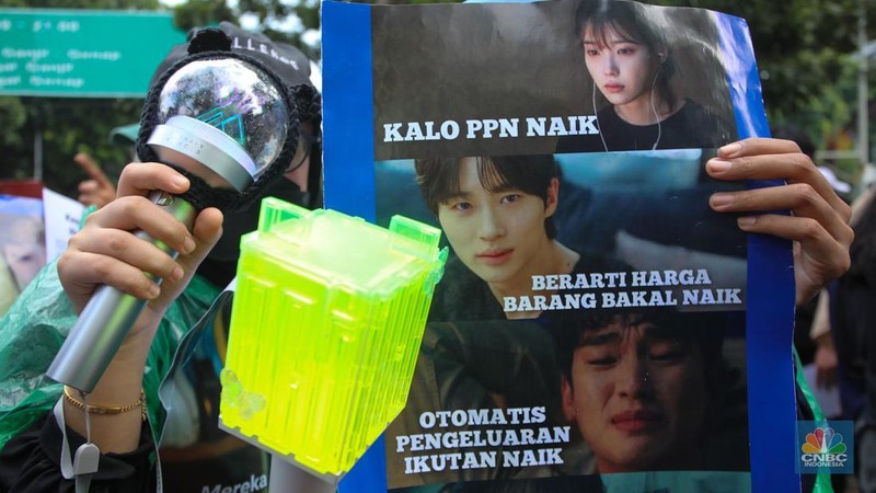 Masyarakat dari berbagai elemen melakukan aksi unjul rasa di dekat Istana Merdeka, Jakarta, Kamis (19/12/2024). Dalam aksi unjuk rasa tersebut mereka menolak kebijakan pemerintah yang telah resmi menikkan Pajak Pertambahan Nilai (PPN) dari 11 persen menjadi 12 persen. (CNBC Indonesia/Faisal Rahman)