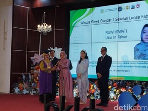 Mendukbangga Wihaji Hadiri Wisuda 2.882 Lansia: Saya Bahagia