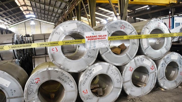 Menteri Perdagangan (Mendag) Budi Santoso memimpin langsung ekspose hasil pengawasan terhadap produk baja lembaran lapis seng yang diduga tidak memenuhi Standar Nasional Indonesia (SNI) di Cikarang, Kabupaten Bekasi, pada hari Rabu, (18/12/2024). (Dok. Humas Kemendag)